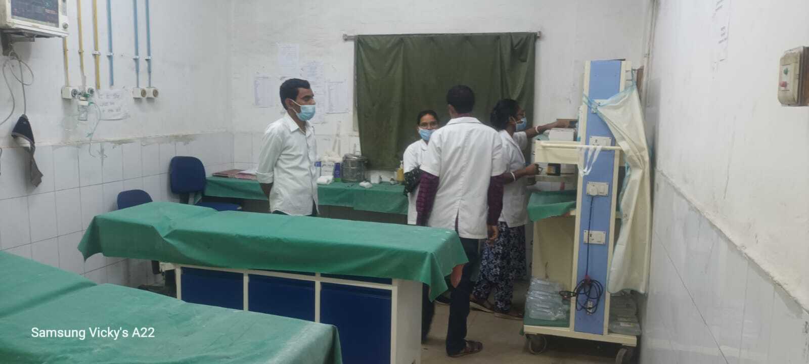 Dhanbad News: इमरजेंसी के माइनर ओटी में लगा नया ओटी टेबल, लग रहे हाइड्रॉलिक बेड