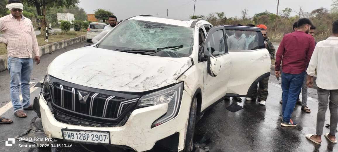 Giridih News: तेज गति में आ रही कार डिवाइडर से टकराई