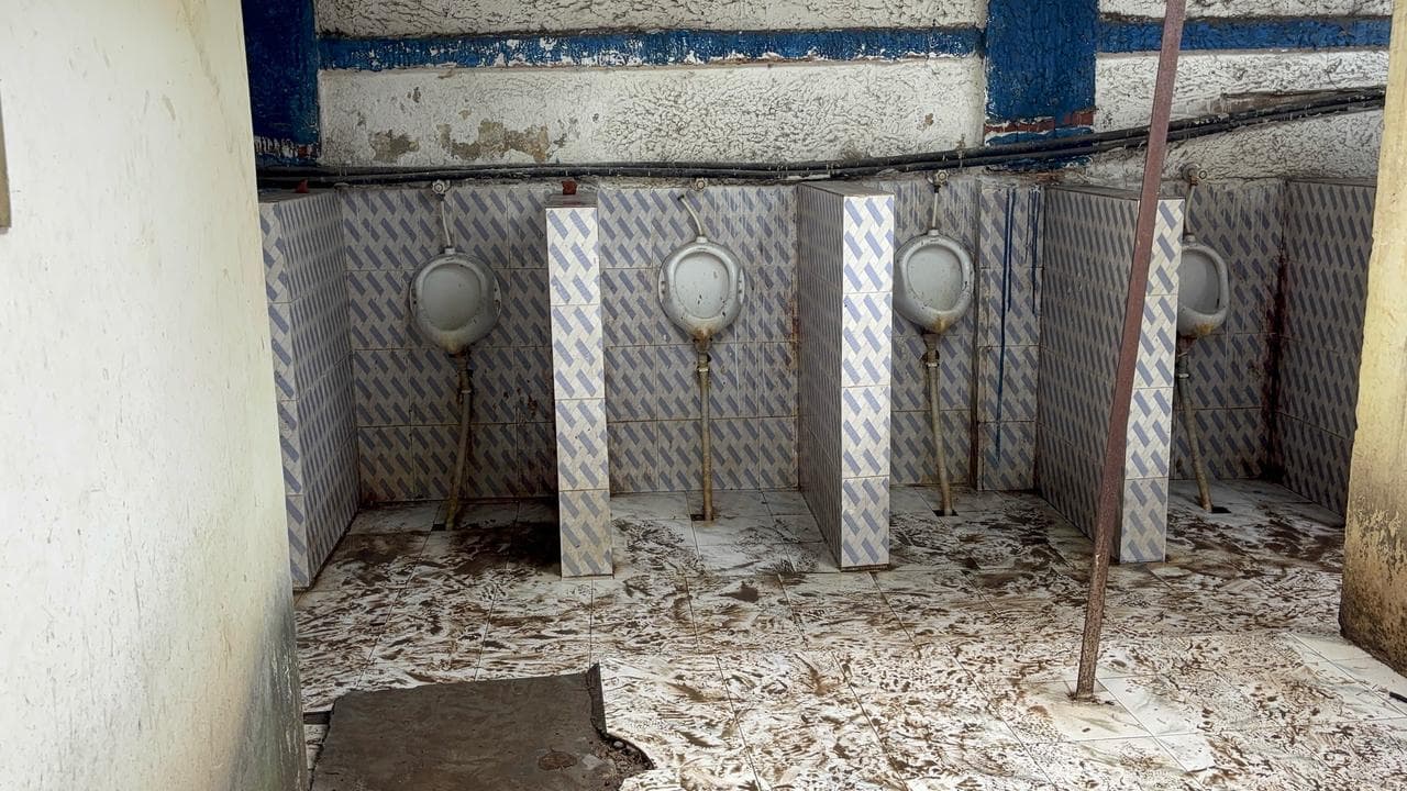 Giridih News: गिरिडीह व्यवहार न्यायालय परिसर में शौचालय के दुर्गंध से अधिवक्ता परेशान