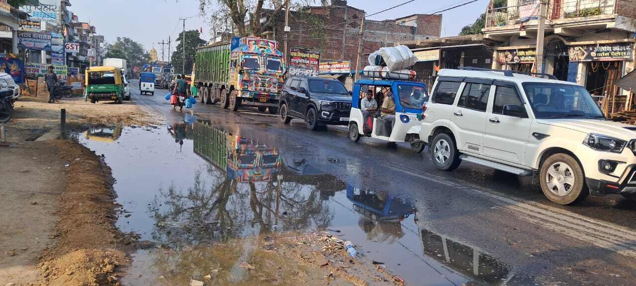 Aurangabad News : एनएच पर चलना मुश्किल, पैर रखने के लिए जगह तलाश रहे लोग