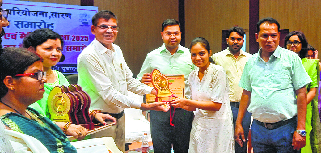 Saran News : सारण जिले में मैट्रिक व इंटरमीडिएट की परीक्षा में अव्वल आने वाले छात्रों और छात्राओं को किया गया सम्मानित