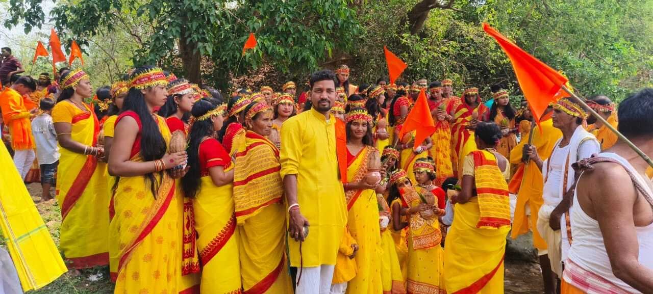 West Singbhum News : महिलाओं ने निकाली कलश यात्रा, प्रभु के लगे जयकारे