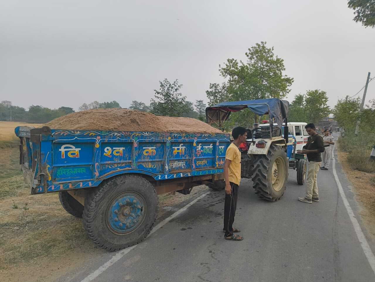 बालू लदे दो ट्रैक्टरों के साथ दो बाइकें जब्त