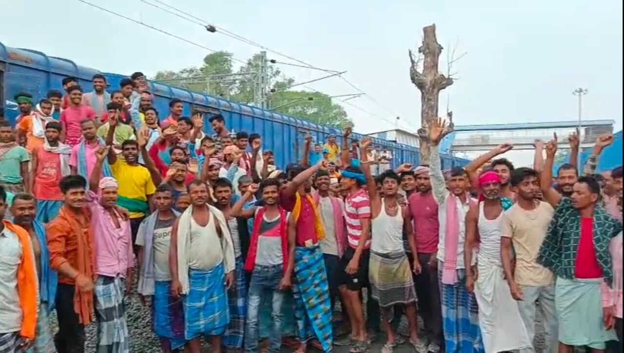 मजदूरी में वृद्धि की मांग, रैक लोडिंग में मजदूरों का कार्य बहिष्कार
