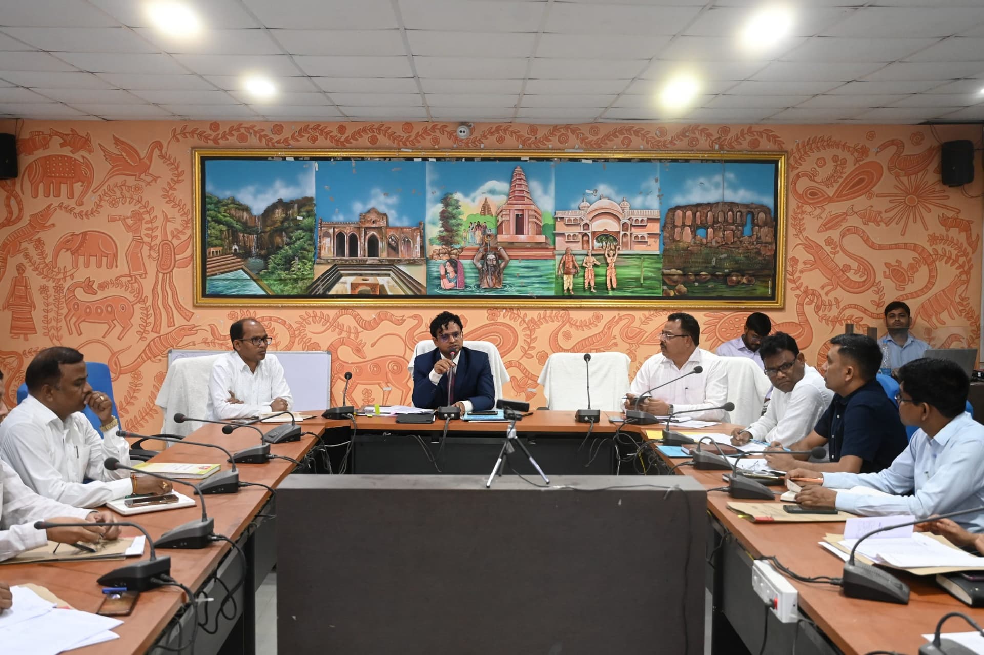 निर्धारित समय पर कार्य करें पूर्ण, न हो लापरवाही : डीसी