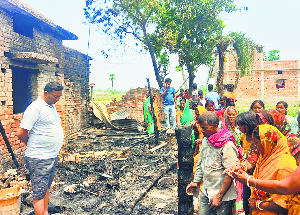 Hajipur News : चूल्हे की चिंगारी से लगी आग, सात घर जलकर राख
