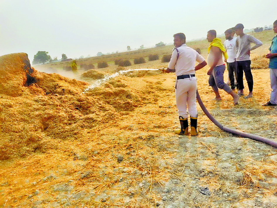 Hajipur News : थ्रेसर से निकली चिंगारी से भूसे में लगी आग
