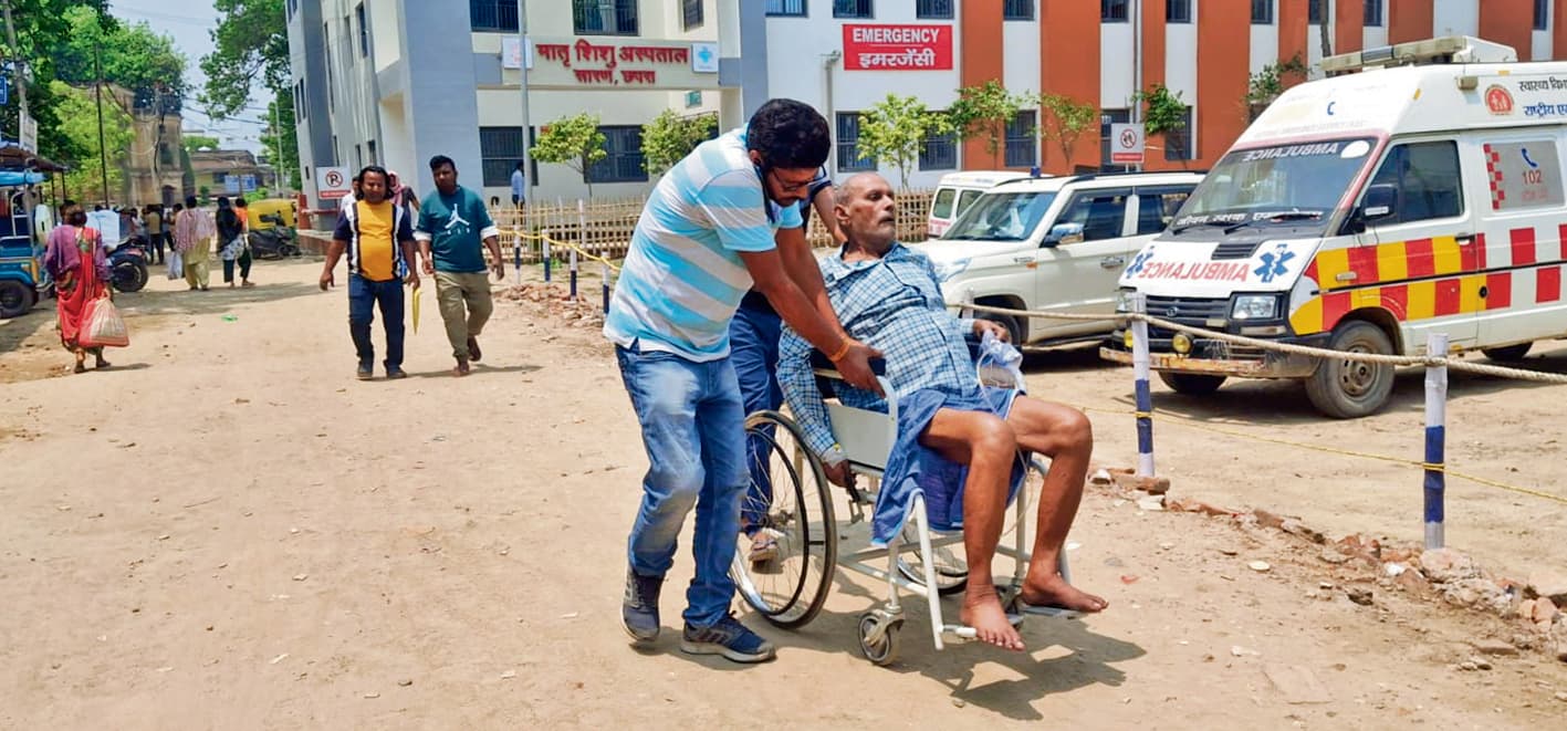 Saran News : अस्पताल परिसर के जर्जर रोड पर स्ट्रेचर ले जाने में हो रही मुश्किल