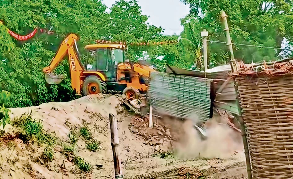 Saran News : परसौना पंचायत में 10 कट्ठा सरकारी भूमि को कराया गया मुक्त