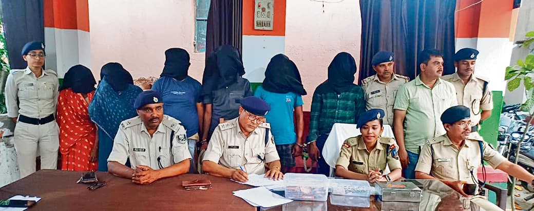 Hajipur News : चिकित्सक के घर डकैती में दो सर्राफा दुकानदार व नौकरानी समेत आठ गिरफ्तार