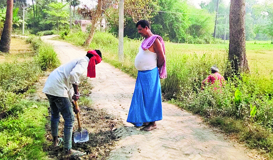 Hajipur News : बारात मंगाने के लिए करानी पड़ रही सड़क की मरम्मत
