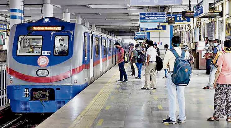 मेट्रो में सिग्नल की समस्या 10 मिनट तक रुकी रहीं ट्रेनें