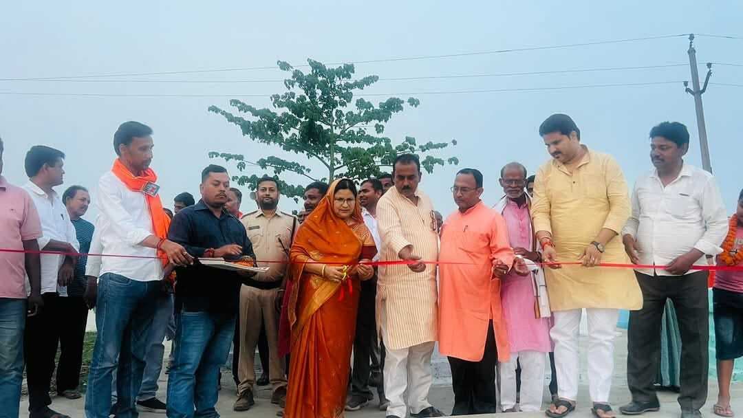 थावे में विधायक ने संपर्क पथ, छठ घाट समेत 11 योजनाओं का किया लोकार्पण