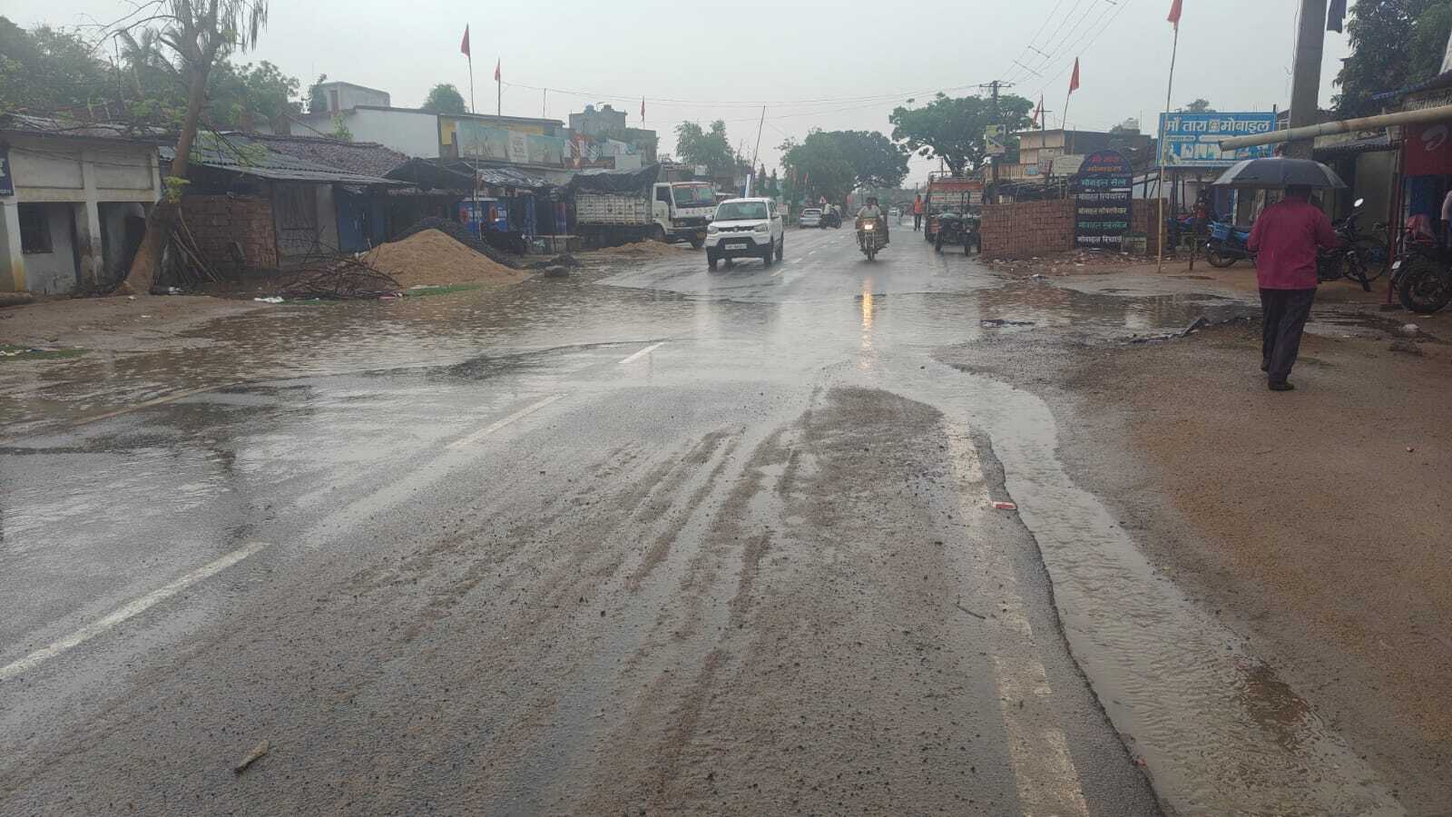 बारिश होते ही गली व सड़क की हो जाती है नारकीय स्थिति