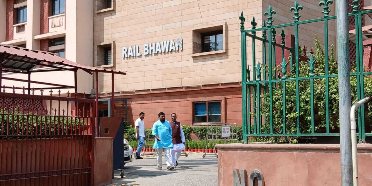 Aurangabad News : स्टीमेट के अनुसार राशि देने व रेलवे लाइन का काम जल्द शुरू कराने की मांग