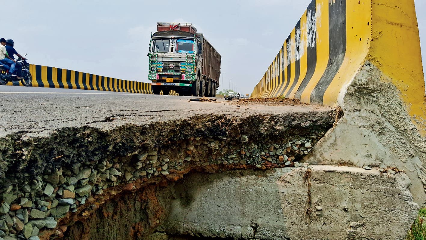 Gopalganj News : गोपालगंज-पटना एनएच-531 बारिश के बाद धंसा, गोपालगंज-बेतिया हाइवे भी टूटा, हादसे का खतरा