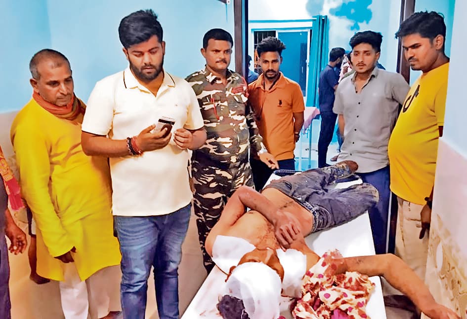 Gopalganj News : हमलावरों ने खेतों में दौड़ा कर युवक को मारा चाकू, पीएमसीएच में चल रहा इलाज