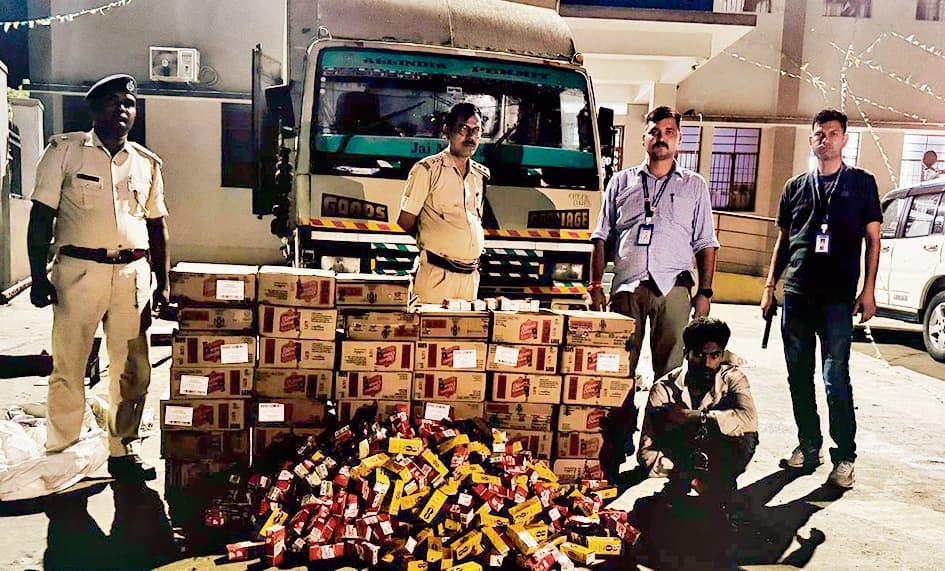Gopalganj News : मिनी ट्रक में शराब की खेप लेकर जा रहा मुजफ्फरपुर का तस्कर धराया