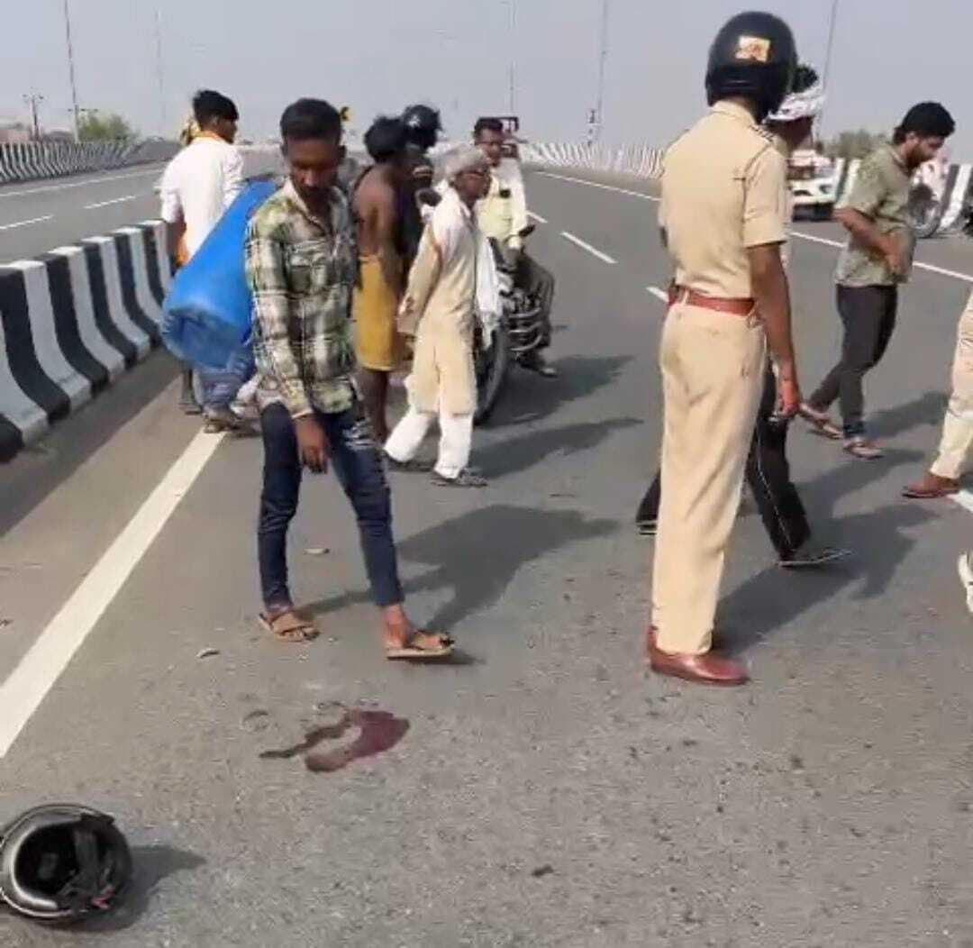 आरा-मोहनिया फोरलेन पर डिवाइडर से टकरा कर बाइक सवार की मौत