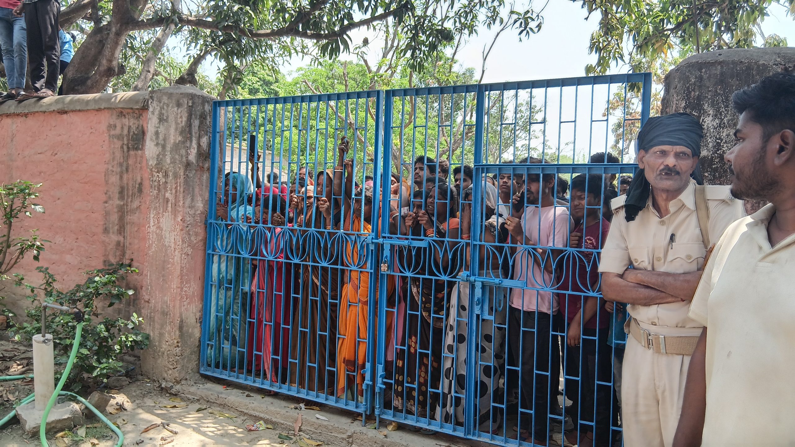 Madhubani News : कस्तूरबा गांधी विद्यालय में छात्रा की संदेहास्पद मौत, लोगों ने किया बवाल