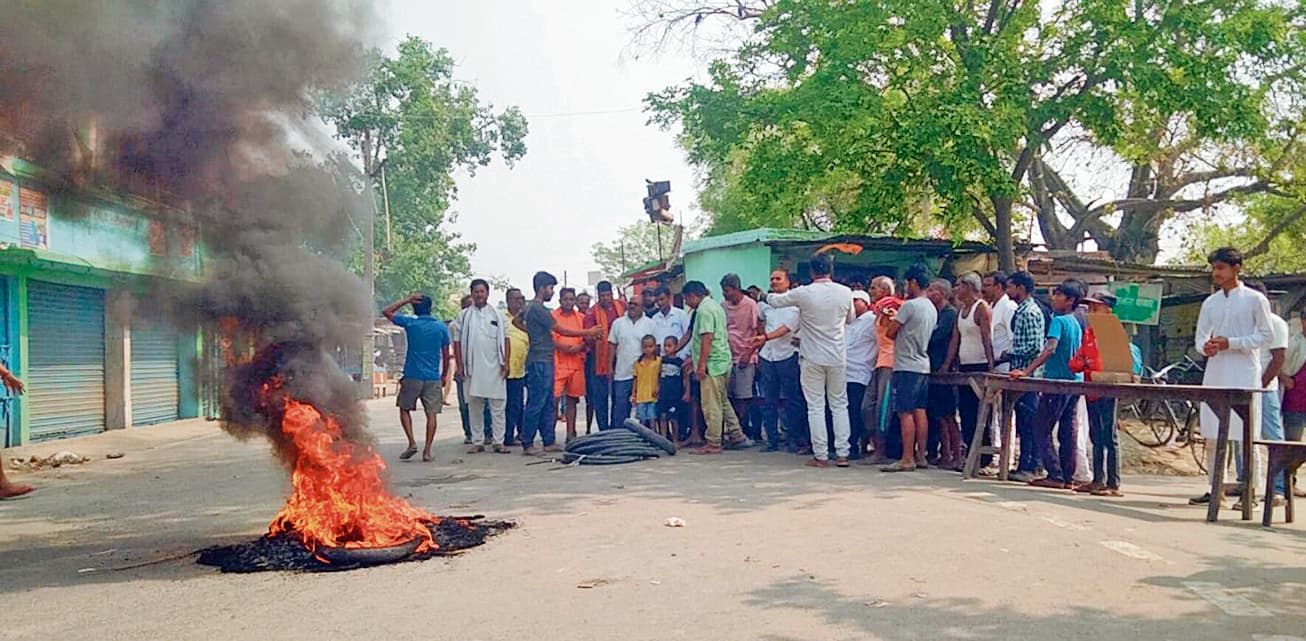 Saran News : सुरेश सिंह हत्याकांड के आरोपित की गिरफ्तारी को लेकर ग्रामीणों ने आगजनी कर जाम की सड़क