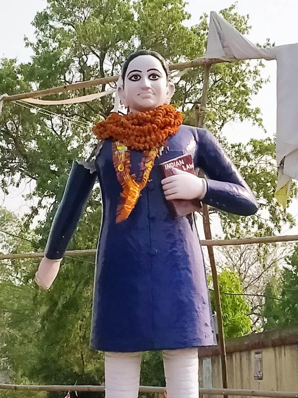 डॉ आंबेडकर की प्रतिमा को किया क्षतिग्रस्त