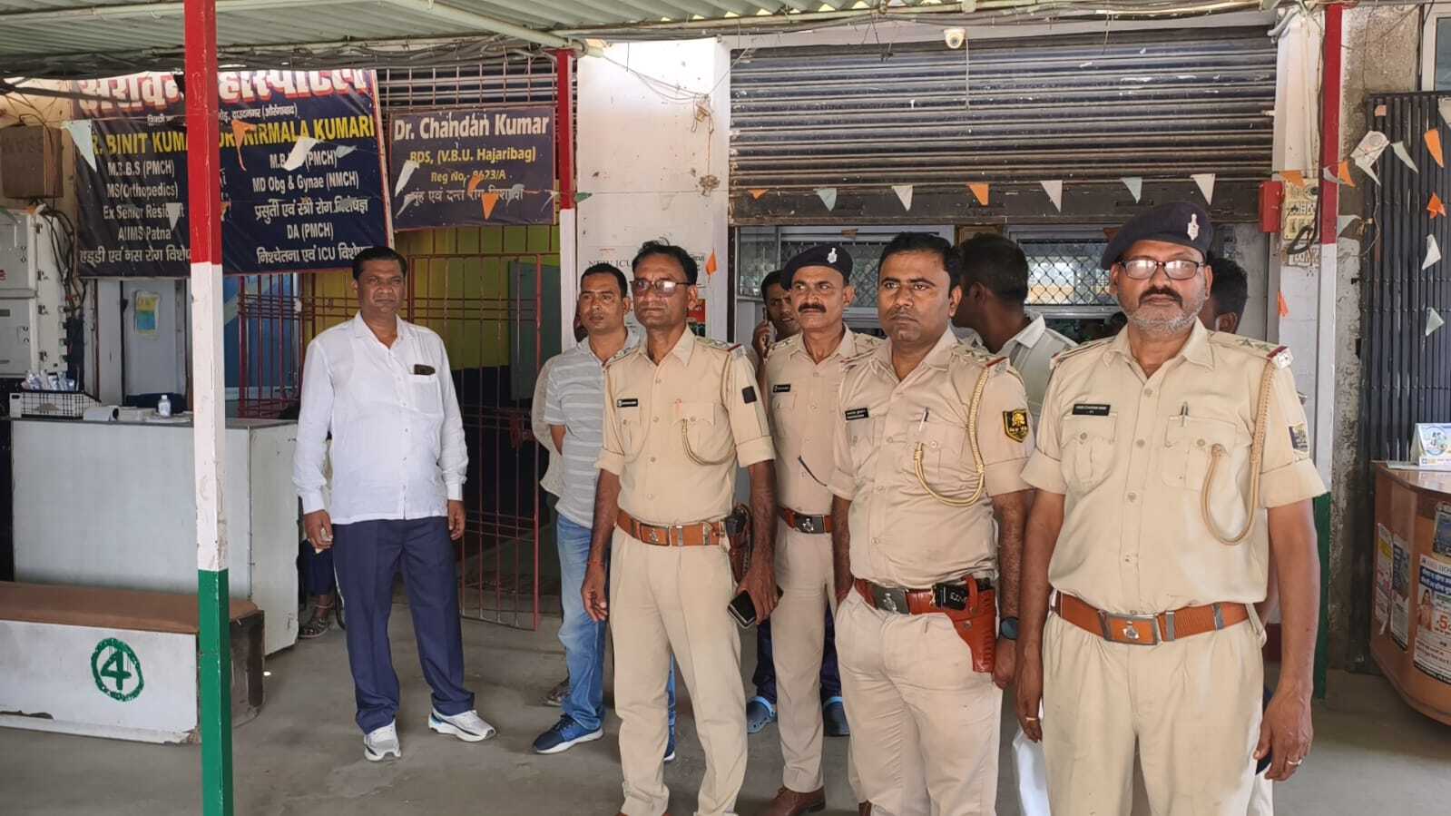 लोहे के बैरियर से टकराया पिकअप, खलासी की मौत
