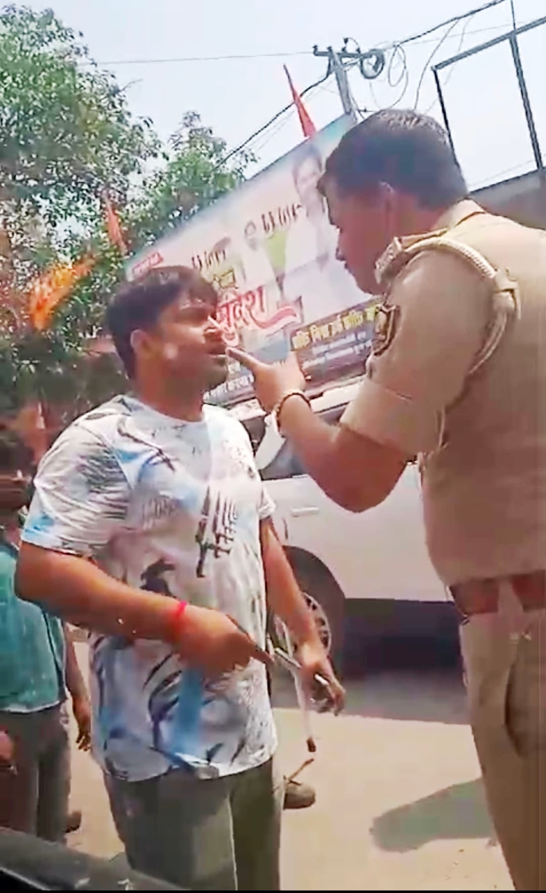 एतवारी मेले के दौरान पुलिस के साथ हाथापाई, दारोगा को लगी चोट