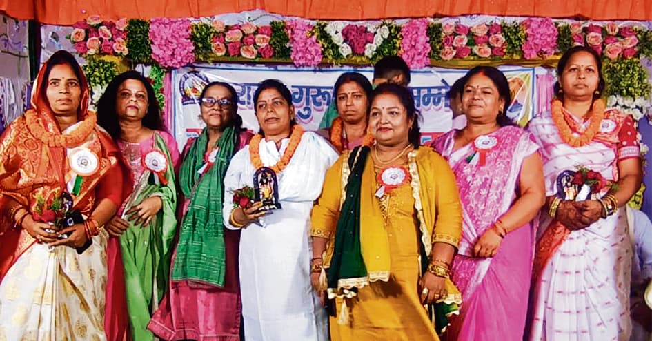 Saran News : गुरु और शिष्य आपस में मिलकर हुए भावविभोर
