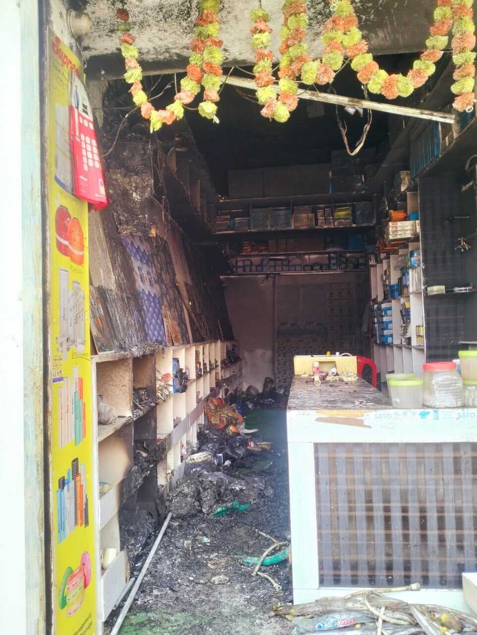 हार्डवेयर दुकान में आग लगने से लाखों की हुई क्षति