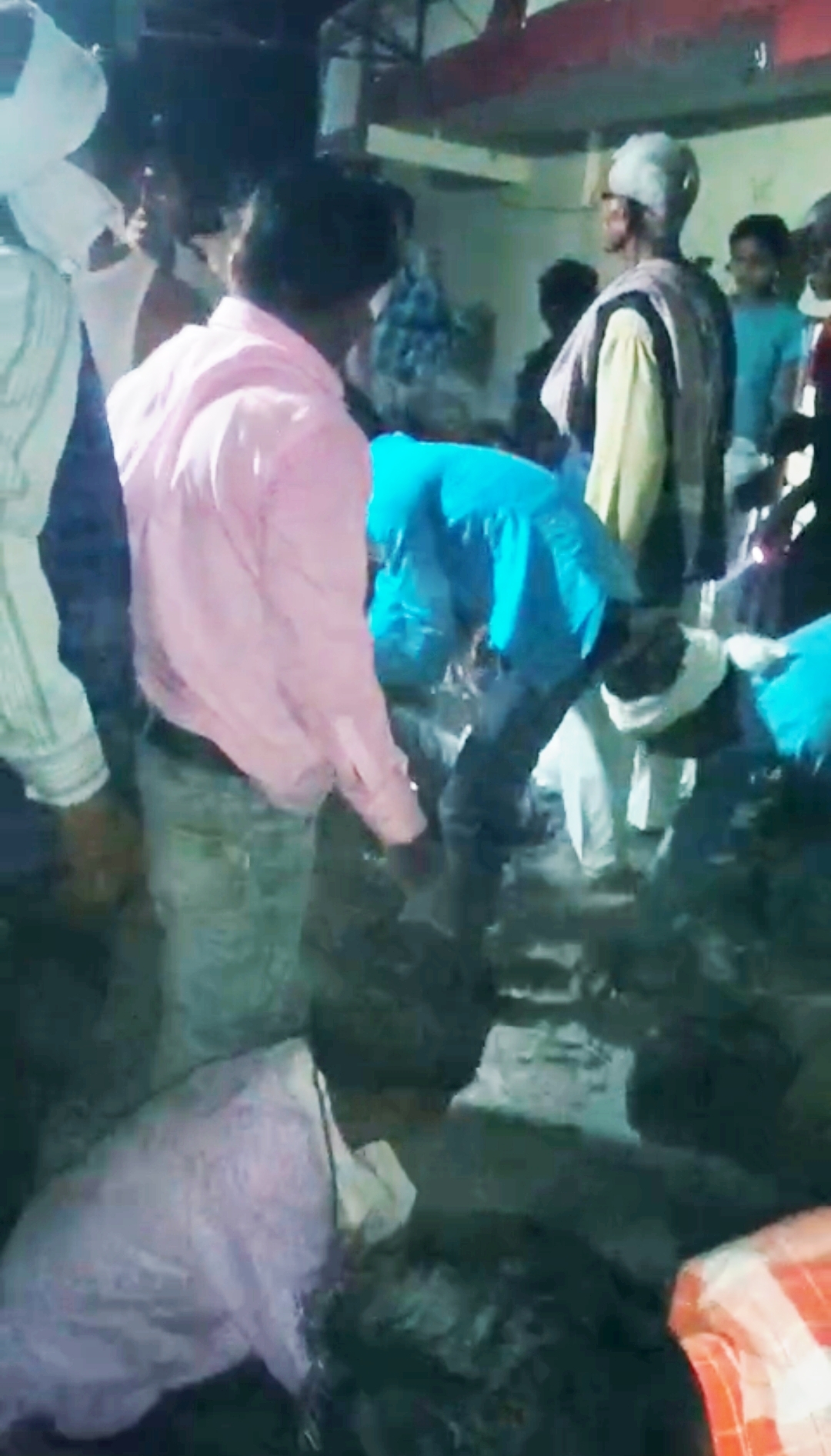 अचानक बारातियों से भरी बस में दौड़ी करेंट, तीन की हालत गंभीर