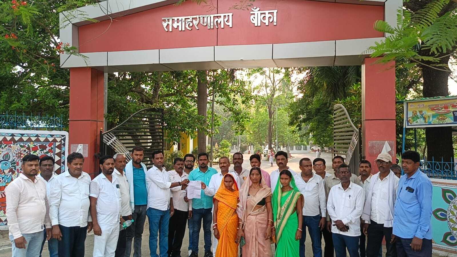 बीपीआरओ व बीडीओ के विरूद्ध पंस सदस्यों ने डीएम को सौंपा ज्ञापन