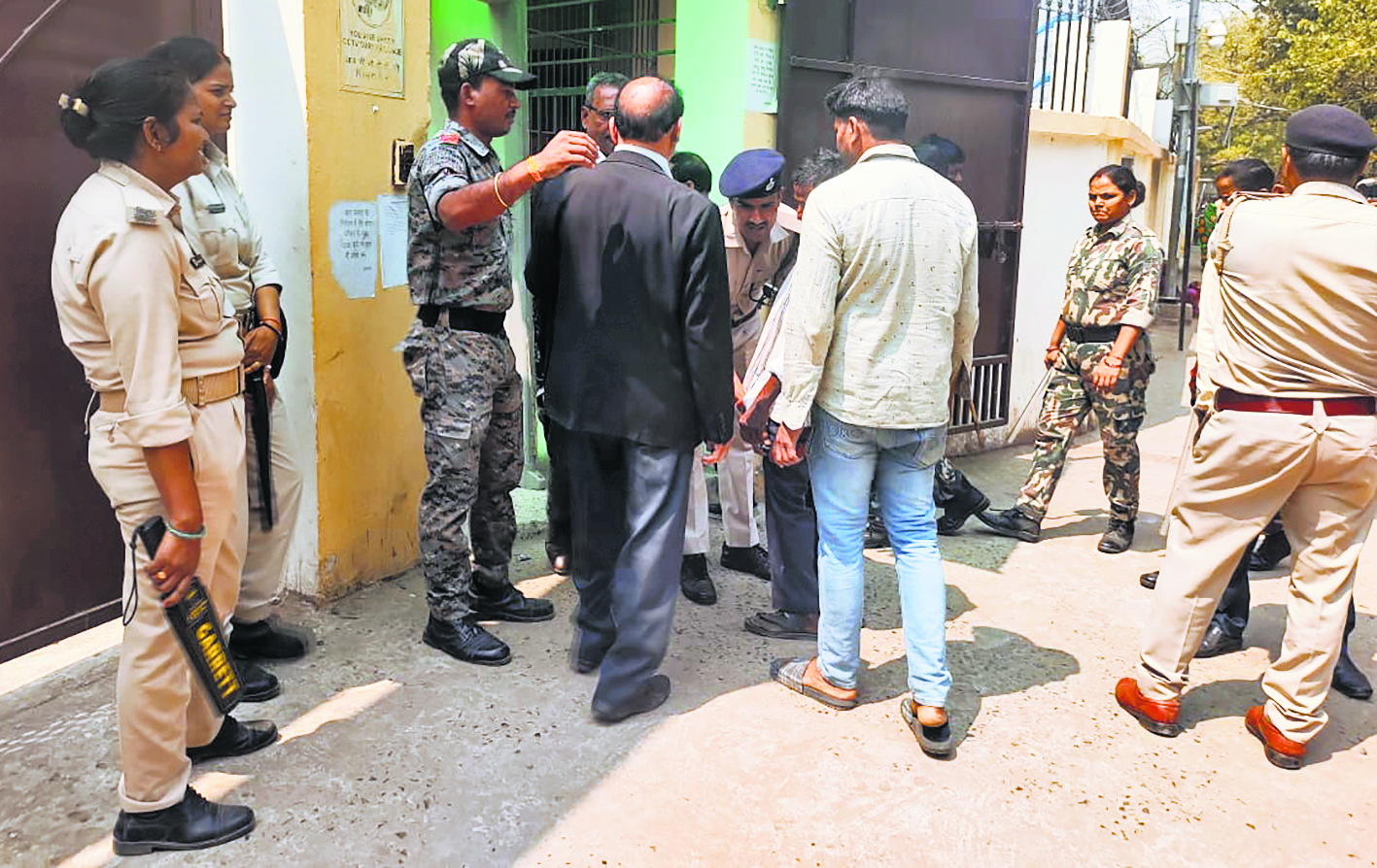 Gopalganj News : गैंगरेप कांड के आरोपितों पर वारंट के लिए पुलिस ने किया कोर्ट से प्रे