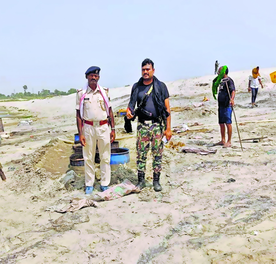 Hajipur News : गंगा किनारे देसी शराब की छह भट्ठियां ध्वस्त
