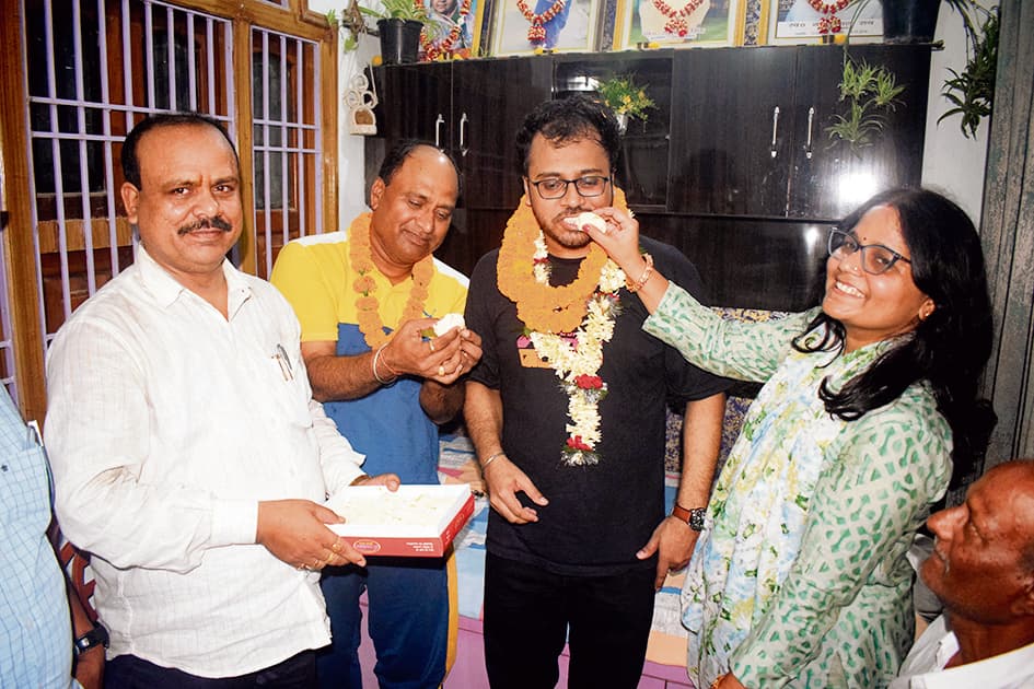Hajipur News : माता-पिता की मैरिज एनिवर्सरी के दिन बेटे ने आइएएस बनने का दिया गिफ्ट