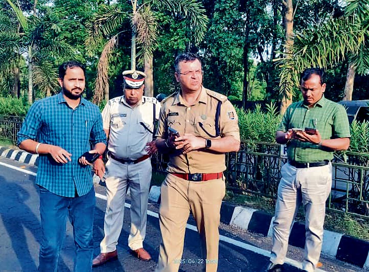 Rourkela News : एतो एक्का अमर रहे के नारे के साथ पोस्टमार्टम के बाद शव लेकर गांव लौटे ग्रामीण