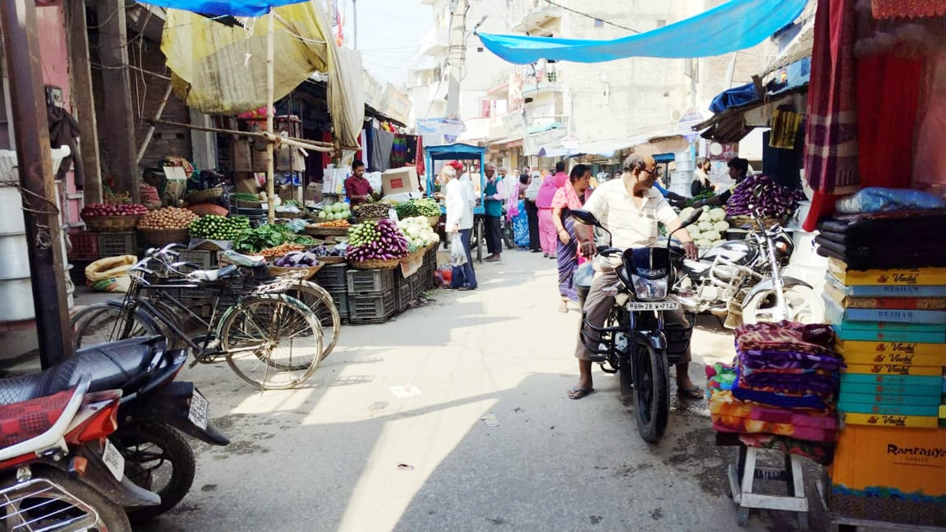 तीन से चार फुट में सिमट गया बरौली शहर का मुख्य रास्ता, बड़े वाहनों का आवागमन बंद