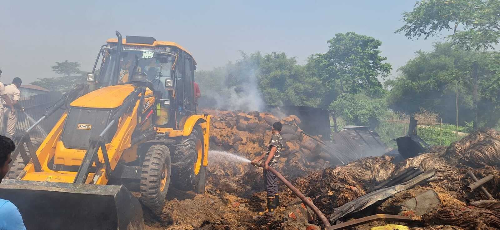 पाट गोदाम में लगी आग, 70 टन पाट व गेहूं जले