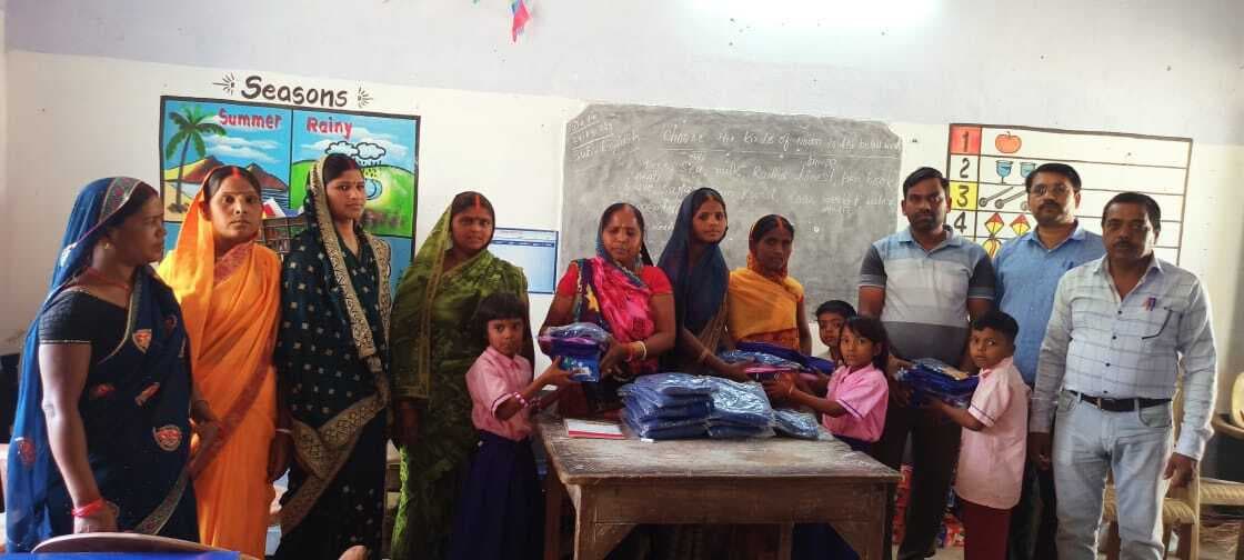 हाय रे व्यवस्था… सर्दी ठंड ठिठुरते हुए गुजरी, अब चिलचिलाती गर्मी में बच्चों को वितरित किया स्वेटर