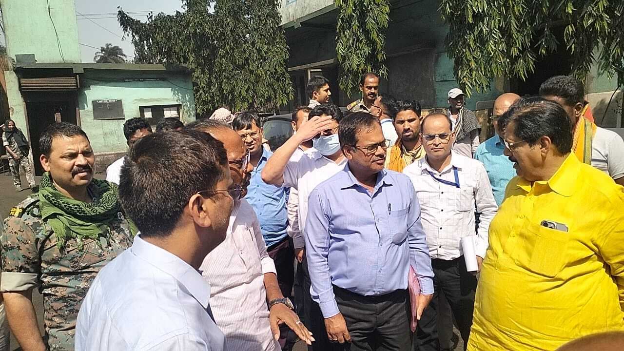 Giridih News: बालमुकुंद स्पंज फैक्ट्री पहुंचकर की प्रदूषण की जांच