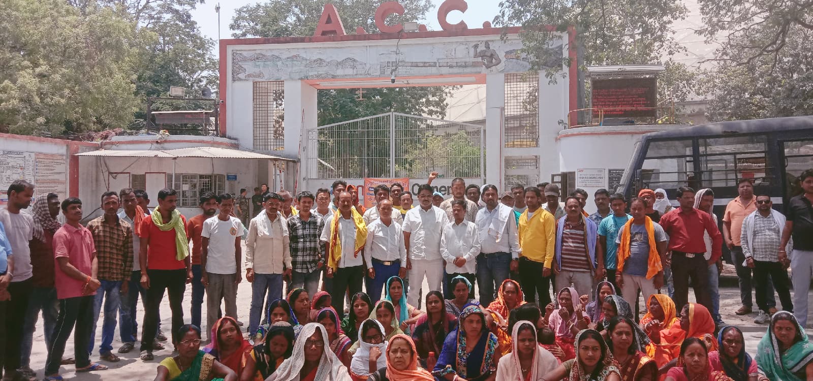 Dhanbad News: अदानी एसीसी सीमेंट में सांसद समर्थकों ने किया चक्का जाम, जेएलकेएम का मिला साथ