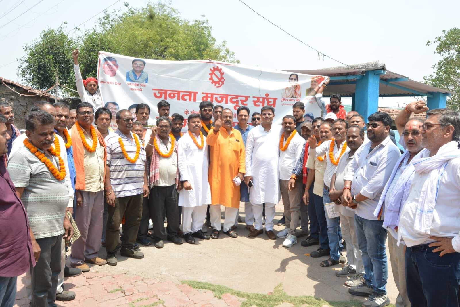 Dhanbad News: मिलन समारोह में राकोमसं छोड़कर दर्जनों लोगों ने थामा जमसं का दामन