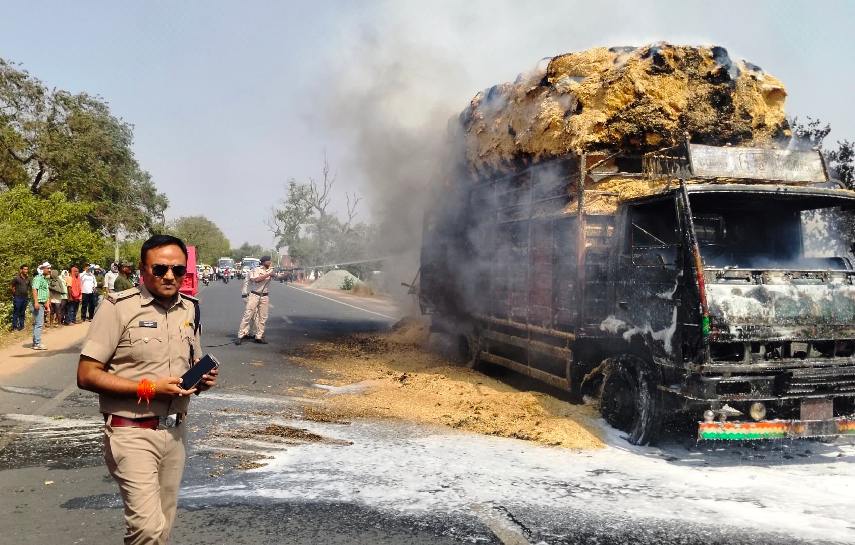 भूसा लदे ट्रक में लगी आग, दमकल से बुझी आग