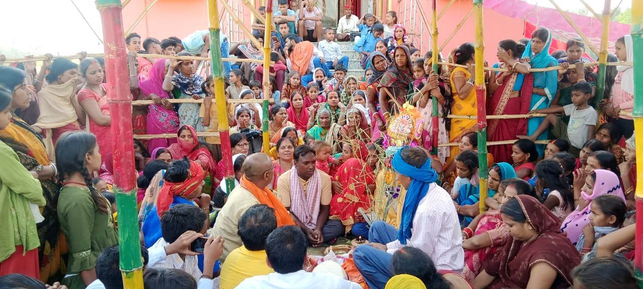 अनाथ लड़की की शादी का गवाह बने  ग्रामीण
