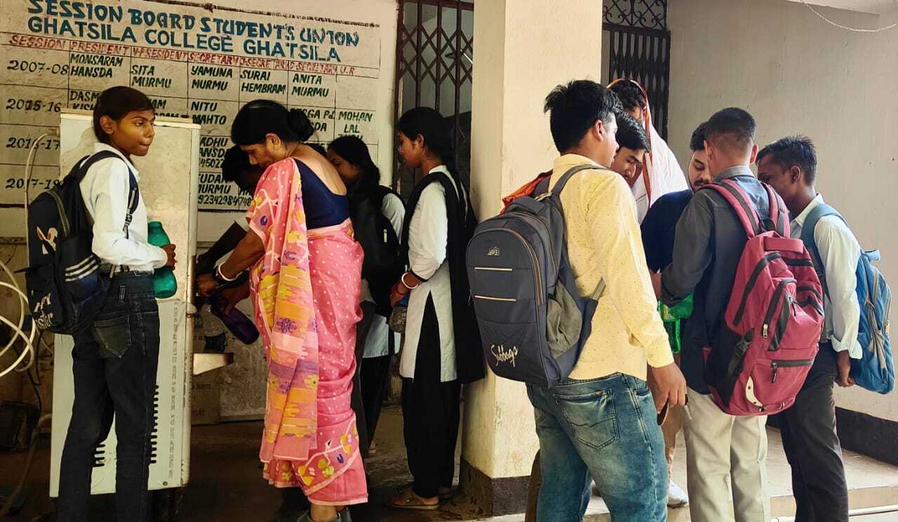 East Singhbhum News : भीषण गर्मी : दो और कूलर लगाये घाटशिला कॉलेज प्रबंधन