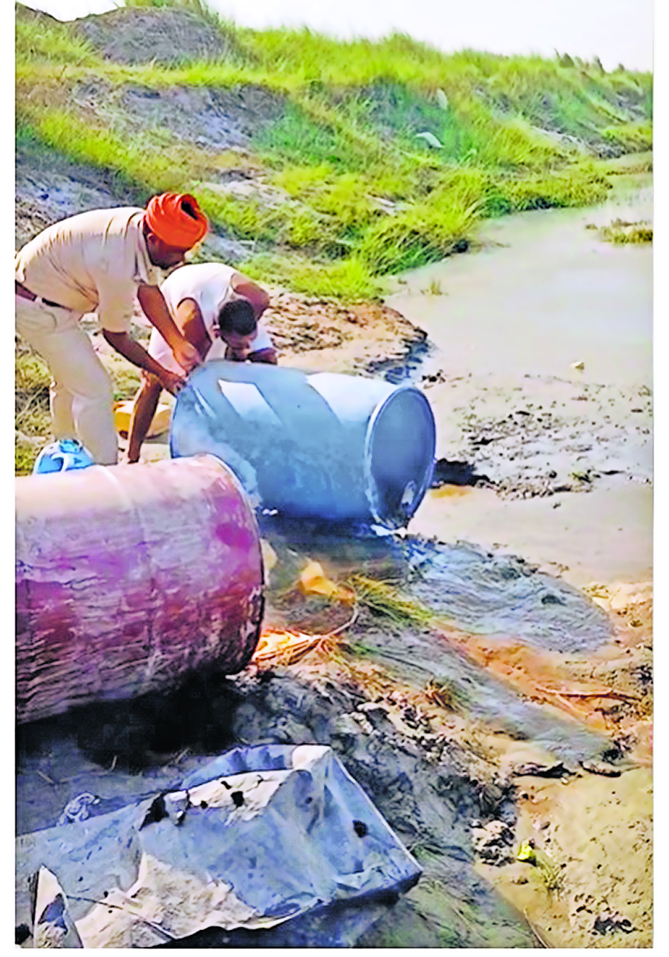 Gopalganj News : बैकुंठपुर के दियारे में धधकती मिलीं शराब की तीन भट्ठियां, 10 हजार लीटर अर्धनिर्मित शराब की गयी नष्ट
