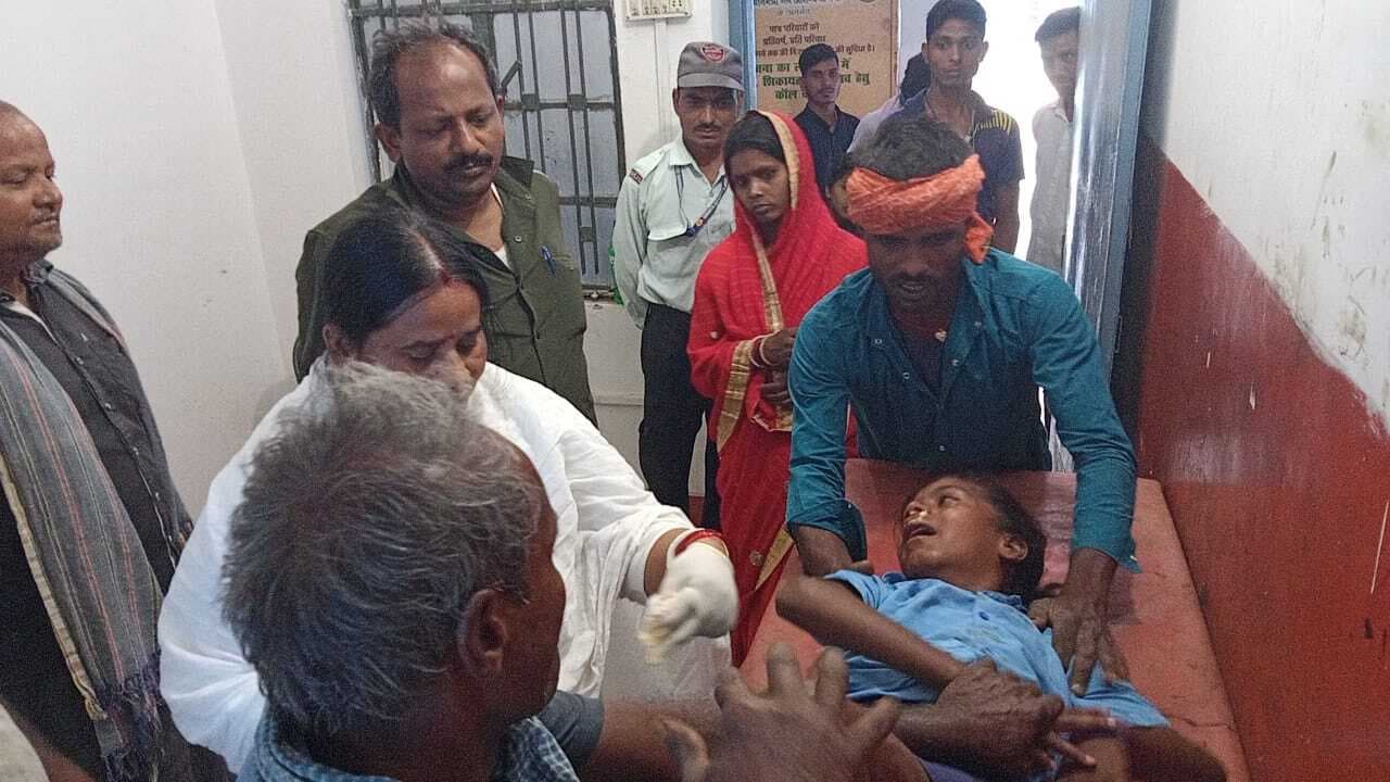 आलु लदे वाहन की चपेट में आने से छात्रा जख्मी