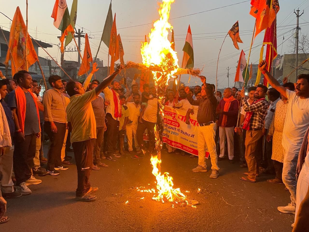 विहिप व बजरंग दल ने निकाला विरोध मार्च