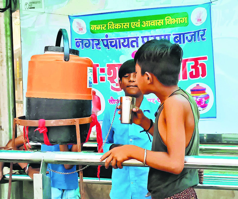 Saran News : परसा बाजार के चौक-चौराहों पर हुई निःशुल्क प्याऊ की व्यवस्था