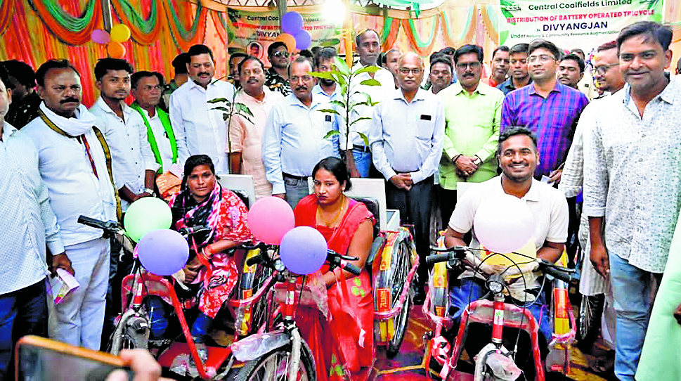 Bokaro News : कथारा प्रबंधन ने 20 दिव्यांगों को दी ट्राइ साइकिल